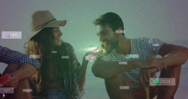 Kumsalda, çift etrafta yüzen sosyal medya ikonlarının animasyonuyla etkileşime giriyor. Tatil, teknoloji, dijital, sanal, boş zaman, bağlantı