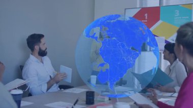 Dijital dünya animasyonuyla iş toplantısındaki çeşitli profesyonellerin belgelerini tartışıyoruz. Takım çalışması, işbirliği, beyin fırtınası, yenilik, ağ oluşturma, çeşitlilik