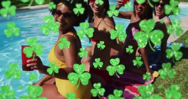 Havuz kenarında mayo giymiş insanlar ellerinde yonca animasyonlu içkiler tutuyorlar. Tatil, dinlenme, yaz, tatil, tropik, ferahlatıcı.