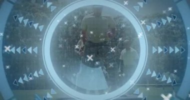 Açık hava sahnesindeki geometrik desenlerle geleceksel dijital arayüzün animasyonu. Teknoloji, yenilik, bilim kurgu, sanal, soyut, siber