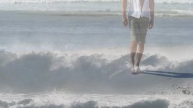 Sahilde yürürken, arka planda dalgalanan adam, animasyon manzarasının tadını çıkarıyor. Okyanus, erkek, sakin, kıyı şeridi, açık hava, huzurlu