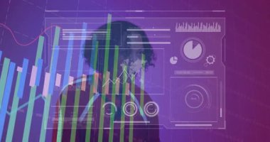 Rugby topunu tutan, okuldaki animasyon grafikleriyle verileri analiz eden kişi. Spor, analiz, eğitim, teknoloji, istatistik, atlet