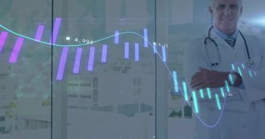 Güvenle ayakta duran doktor, sağlık ofisindeki finansal veri animasyonunu analiz ediyor. Sağlık, finans, analiz, teknoloji, yenilik, profesyonel