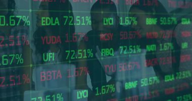 Ofiste, çeşitli insanlar animasyon eşliğinde borsa verilerini tartışıyor. İş, takım çalışması, finans, analitik, beyin fırtınası, çeşitli takımlar