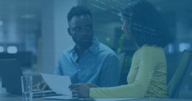 Finansal belgeleri gözden geçiriyorlar, veri animasyonları eşleşen iş adamları ofiste. finans, takım çalışması, teknoloji, analitik, yönetim, işbirliği