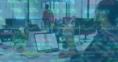 Ofiste, mali verilerin animasyonu ve çalışma alanını kaplayan borsa grafikleri. İş, finans, analitik, yatırım, ticaret, analiz