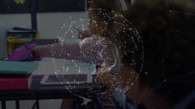 Okulda, çocuklar sınıf ortamında dijital ağ animasyonuyla etkileşime giriyorlar. Eğitim, teknoloji, öğrenme, etkileşim, öğrenciler