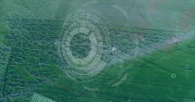 Yeşillik yeşil manzaranın havadan görüntüsüne dijital arayüzü kaplayan animasyon. Teknoloji, yenilik, doğa, sürdürülebilirlik, sanal