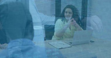 İş kadını ofis ortamında finansal veri animasyonu üzerine strateji tartışıyor. finans, takım çalışması, işbirliği, analiz, toplantı, ekonomi