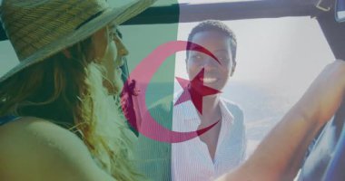 Araba gezisinde, Cezayir bayrağı sallayan iki kadın animasyon örtüsüyle. Vatanseverlik, kutlama, seyahat, yolculuk, birliktelik, neşe