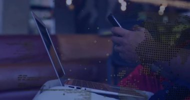 Dijital küre ve veri işleme animasyon örtüsüne sahip dizüstü bilgisayar kullanıcısı görevinde. Teknoloji, yenilik, ağ, veri analizleri, iş dünyası, dijital dönüşüm