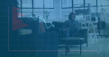 Dizüstü bilgisayarla çalışan bir iş kadını borsa animasyon grafiğini analiz ediyor. Finans, analiz, teknoloji, yatırım, veri, ekonomi