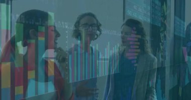 Finansal grafiklerin animasyonuyla verileri tartışmak, modern ofisteki iş kadınları. finans, analitik, strateji, işbirliği, liderlik, takım çalışması