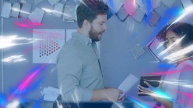 Ofis ortamında animasyon efektlerini kullanan kadın ve erkek. İşbirliği, beyin fırtınası, teknoloji, yaratıcılık, dijital, takım çalışması