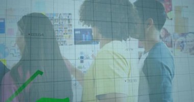 Ofiste işbirliği yapan farklı insanlar üzerinde yeşil finansal grafik animasyonu. İş, takım çalışması, işbirliği, finans, analitik, büyüme