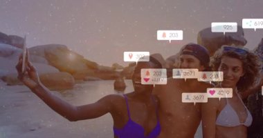 Arkadaşların plajda foto çekerken sosyal medya bildirimleri animasyonu gölgeliyor. Tatil, akıllı telefon, seyahat, yaz, eğlence