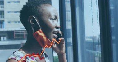 Finansal grafiklere bakıyorum, ofis penceresinin yanında duran bir iş kadını. finans, analitik, veri, şirket, strateji, meslek