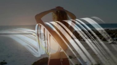 Sahilde soyut dalga animasyonu sahnesi olan bir kadın. Okyanus, doğa, yaz, rahatlama, sükunet