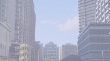 Büyük bir elma, yüksek binalar ve gökyüzü animasyonlarıyla şehrin üzerine düşüyor. Şehir, gökyüzü, gerçeküstü, soyut, yaratıcılık, sanat