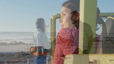 Makyaj yapıyor, plajda bir kadın, sarı aracın manzarasının keyfini çıkarıyor. tatil, seyahat, otomobil, rahatlama, tatil, yaz