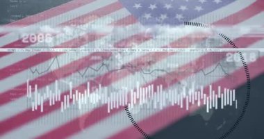 Finansal veri ve grafiklerin animasyonu Amerikan bayrağı ve dünya haritasında yer aldı. Ekonomi, finans, istatistik, küreselleşme, analitik, yatırım
