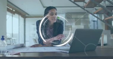 Modern ofis animasyonunda dijital arayüz kullanan bir iş kadını. teknoloji, yenilik, kurumsal, profesyonel