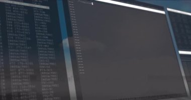Şehir manzarası yansıması ile bilgisayar ekranında kod animasyonu gösteriliyor. Programlama, teknoloji, yazılım, kodlama, dijital, kentsel