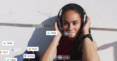 Müzik dinleyen, sosyal medya bildirisine sahip genç bir kadın. Teknoloji, kulaklıklar, dijital, bağlantı, akış, yaşam tarzı