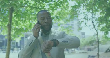 Telefonda konuşan, iş adamı saati matematik denklemlerinin animasyonuyla kontrol ediyor. zaman yönetimi, çoklu görev, yenilik, bilim, teknoloji, üretkenlik