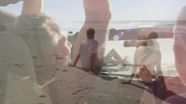 Kumsalda dinlenen, üstü açık arabalı çift güneşli günün tadını çıkarıyor. Tatil, tatil, seyahat, özgürlük, yol gezisi, açık hava