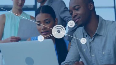 Dizüstü bilgisayarlarda işbirliği yapmak, ofisteki ağ bağlantısı animasyonunu kullanan çeşitli takımlar. Takım çalışması, işbirliği, bağlantı, dijital, teknoloji, yenilik