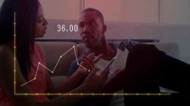 Finansal grafik verilerini analiz etmek, evde tablet kullanan bir çift. Finans, yatırım, analiz, teknoloji, işbirliği, dijital