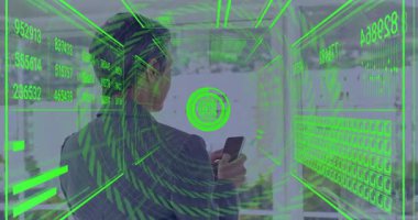 Akıllı telefon kullanarak, işadamı ofisindeki dijital veri işleme animasyonunu izliyor. Teknoloji, veri analizi, yenilik, iletişim, profesyonel, girişimci