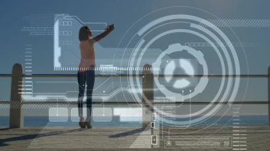 Okyanus korkuluklarıyla selfie çeken kişinin dijital arayüz animasyonu. Teknoloji, artırılmış gerçeklik, oto portre, mobil, açık hava, yenilik