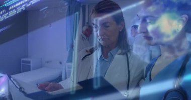 Doktorlar hasta dosyalarını tıbbi veri işleme animasyon örtüsüyle tartışıyor. Sağlık, tartışma, işbirliği, takım çalışması, teknoloji, analiz