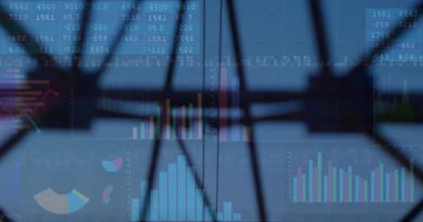 Sanayi yapısı silueti üzerinde finansal tablolar ve veri işleme animasyonu. Finans, analitik, ekonomi, sanayi, veri analizi, teknoloji