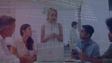 Finansal verileri tartışmak, iş ekibinin ofisteki borsa animasyonunu incelemesi. finans, takım çalışması, analiz, strateji, şirket, profesyoneller