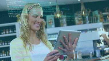 Kafede, tablet kullanan bir kadın bilgisayar kodunun animasyonunu kullanıyor. Teknoloji, dijital, yenilik, programlama, yaşam tarzı, kodlama
