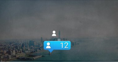 Sosyal medya tebligatları ekranda görünen şehir manzarasının havadan görüntüsü. Kentsel, dijital, teknoloji, iletişim, ufuk çizgisi, dijital pazarlama