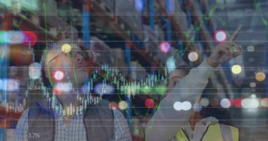 Depoda çalışan, kadın ve erkeğin konuştuğu veri işleme görüntüsü. küresel sevkiyat, dağıtım ve çevrimiçi alışveriş konsepti dijital olarak oluşturuldu.