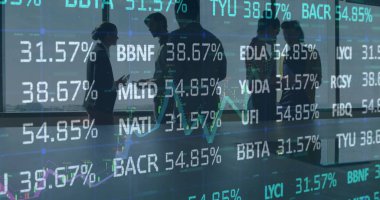 İş adamları üzerinden finansal veri işleme görüntüsü. küresel iş, finans ve veri işleme kavramı dijital olarak oluşturulmuş görüntü.