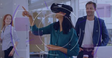 VR kulaklık takan ve ellerini hareket ettiren bir iş kadını görüntüsü. küresel teknoloji, bağlantılar ve dijital arayüz konsepti dijital olarak oluşturulmuş görüntü.