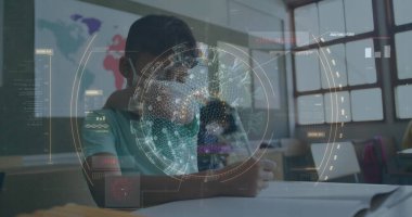 Okulda hapşıran yüz maskesi takan öğrencilere karşı komple tarama yapılıyor. eğitim ve koronavirüs covid 19 salgın konsepti