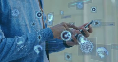 Akıllı telefon kullanan bir adamın ekranında tarama ve veri işleme dürbünü görüntüsü. küresel bağlantılar, teknoloji ve dijital arayüz kavramı dijital olarak oluşturulmuş görüntü.