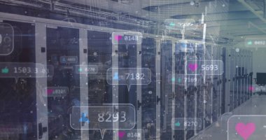 Bilgisayar sunucuları üzerinde sosyal medya simgeleri. küresel sosyal medya, iletişim, dijital arayüz, teknoloji ve ağ konsepti dijital olarak oluşturuldu.