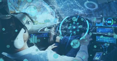 Arayüz ve bilgi görüntüsü otomatik araba kullanan VR kulaklıklı adamla görüntülenir. iletişim teknolojisi dijital arayüz kavramı, dijital olarak oluşturulmuş görüntü.