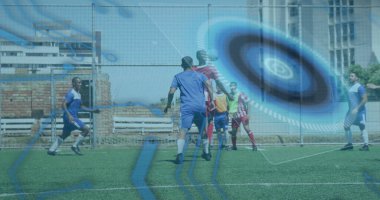 Mikro işlemci bağlantıları ve yuvarlak tarayıcı ile futbol oynayan iki erkek futbolcu takımına karşı. spor ve teknoloji konsepti