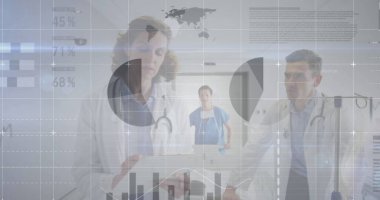 Hastanede erkek ve kadın doktorların tartıştığı istatistiksel veri işleme. Tıp araştırmaları ve küresel finansman kavramı