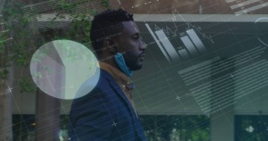 Yüz maskesi takmadan yürüyen Afrikalı Amerikalı bir adama karşı istatistiksel veri işleme. küresel finans ve iş teknolojisi kavramı