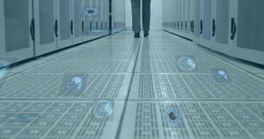 Bilgisayar sunucu odasında yürüyen bir adamın orta bölümüne karşı çoklu radarlar. siber güvenlik ve bilgisayar teknolojisi kavramı